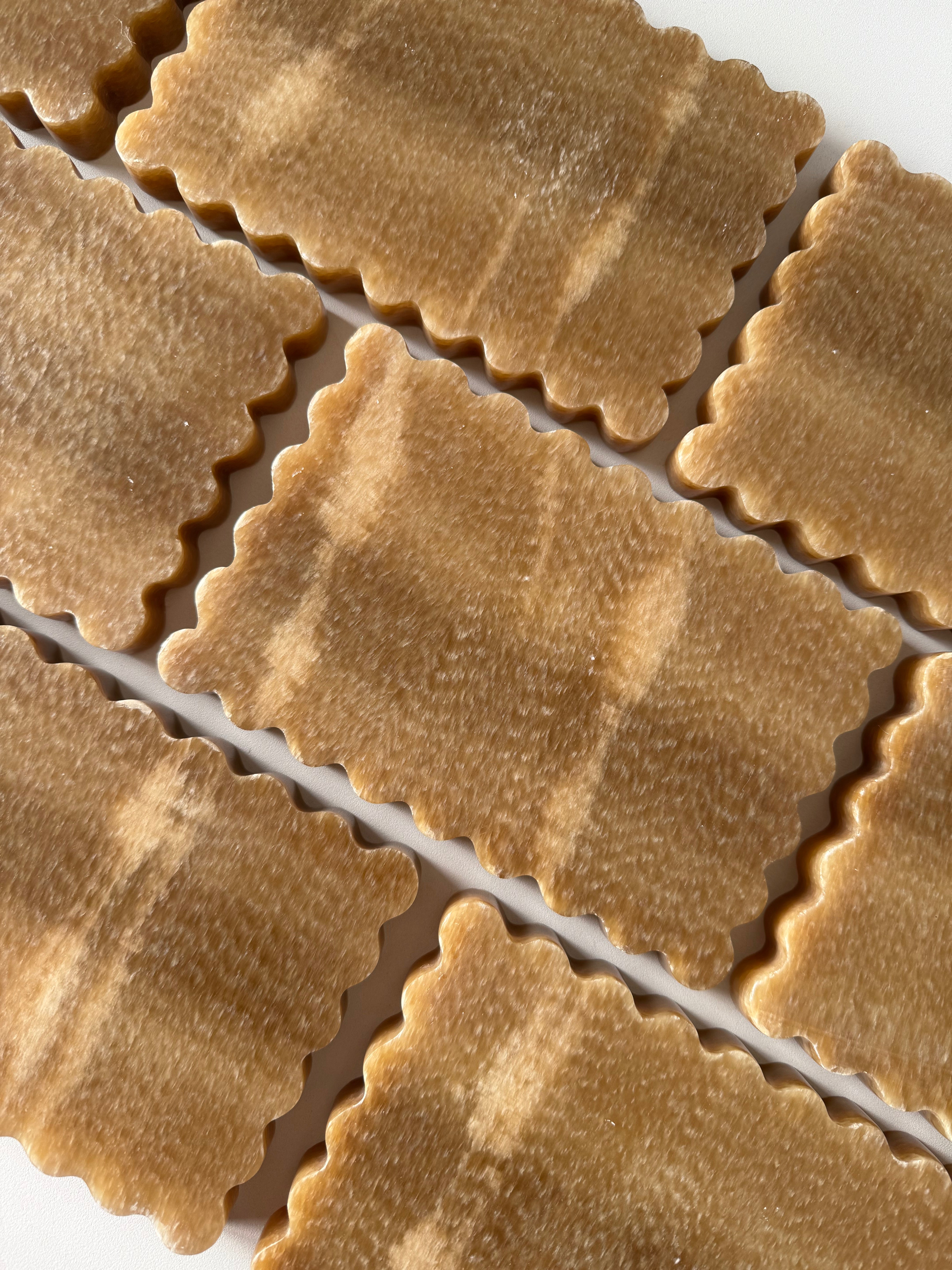 Imperfect Wave Tray - Caramel Onyx